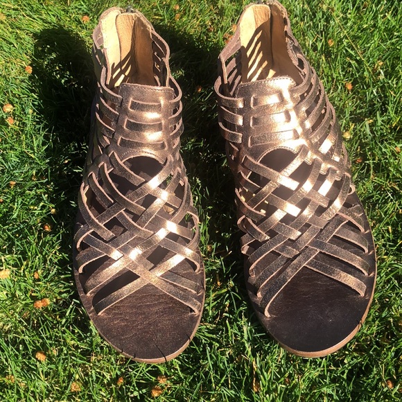 NWOT Tommy Bahama Sandals with back zipper. Nice Bronzy Dark Brown color. Size 8 - Picture 3 of 10